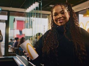 Zoe Wees entsorgt ihre Pappbecher vorbildlich Zoe Wees entsorgt ihre Pappbecher vorbildlich