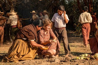 Juana (Marina Pumachapi) und Maria Reiche (Devrim Lingnau) begutachten die Fundstücke der archäologischen Ausgrabungen vor Ort