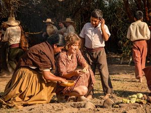 Juana (Marina Pumachapi) und Maria Reiche (Devrim Lingnau) begutachten die Fundstücke der archäologischen Ausgrabungen vor Ort Juana (Marina Pumachapi) und Maria Reiche (Devrim Lingnau) begutachten die Fundstücke der archäologischen Ausgrabungen vor Ort