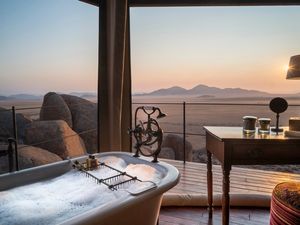 Luxus in abgelegener Wildnis: Im Hardap-Gebiet im Süden Namibias gelegen, befindet sich die außergewöhnliche Zannier Sonop Lodge - direkt an der Grenze zum NamibRand-Naturreservat Luxus in abgelegener Wildnis: Im Hardap-Gebiet im Süden Namibias gelegen, befindet sich die außergewöhnliche Zannier Sonop Lodge - direkt an der Grenze zum NamibRand-Naturreservat