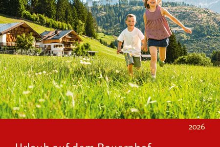 Auf 144 Seiten präsentiert der neue „Roter Hahn“-Katalog „Urlaub auf dem Bauernhof 2026“ die schönsten ländlichen Unterkünfte des Qualitätssiegels in allen Regionen Südtirols