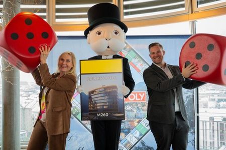 Unternehmensinhaberin Sonja Ultsch und General Manager Fabian Ultsch freuen sich über die Kooperation mit Monopoly und feierten den Launch im ADLERS Lifestyle-Hotel Innsbruck