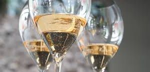 Zu kalt ist verschenkt: 'einfach geniessen' erklärt die perfekte Trinktemperatur für Champagner Zu kalt ist verschenkt: 'einfach geniessen' erklärt die perfekte Trinktemperatur für Champagner