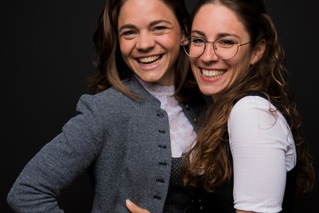 Eva (li.) und Tanja Hauber leiten das Vier-Sterne-Superior-Hotel Haubers Naturresort in Oberstaufen/Allgäu
