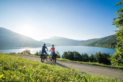 Radfahrer am Ufer des Millstätter Sees