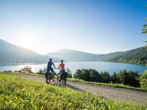 Radfahrer am Ufer des Millstätter Sees Radfahrer am Ufer des Millstätter Sees