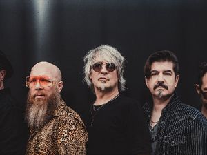 "Count Me In" ist eine kraftvolle Rocknummer, die mit ihrer Mischung aus Herz und Energie sofort ins Ohr geht