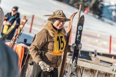 Historische Ski, Lederstiefel und ein Gespür für den Hang: Beim Nostalgie-Skifest in Leogang wird  die Abfahrt zur Reise in die Vergangenheit