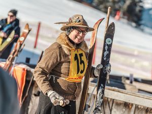 Historische Ski, Lederstiefel und ein Gespür für den Hang: Beim Nostalgie-Skifest in Leogang wird  die Abfahrt zur Reise in die Vergangenheit