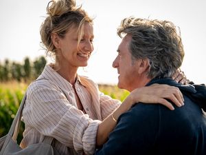 Fanny (Alexandra Lamy) und Thomas (François Cluzet) gehen einen Pakt ein: Er erfindet ein neues Sex-Spielzeug, sie probiert es aus Fanny (Alexandra Lamy) und Thomas (François Cluzet) gehen einen Pakt ein: Er erfindet ein neues Sex-Spielzeug, sie probiert es aus