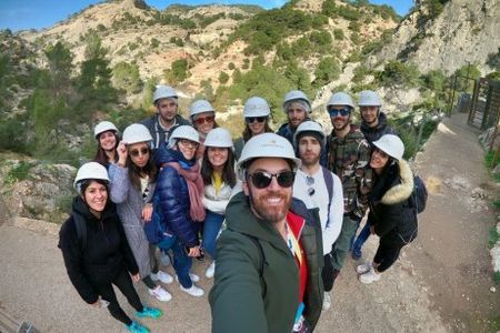 Gemeinsam unterwegs: Bei kleinen Abenteuern in beeindruckender Natur – wie hier in den Bergen Andalusiens – entstehen schnell neue Verbindungen und unvergessliche Momente