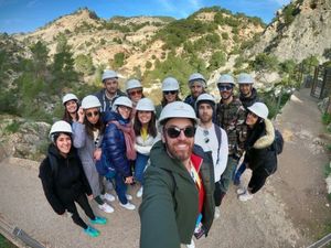 Gemeinsam unterwegs: Bei kleinen Abenteuern in beeindruckender Natur – wie hier in den Bergen Andalusiens – entstehen schnell neue Verbindungen und unvergessliche Momente Gemeinsam unterwegs: Bei kleinen Abenteuern in beeindruckender Natur – wie hier in den Bergen Andalusiens – entstehen schnell neue Verbindungen und unvergessliche Momente