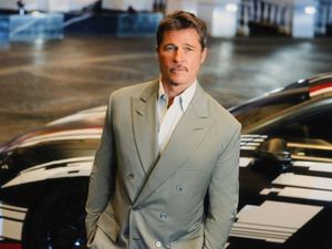 „Ich war schon immer ein Fan von Performance – sowohl auf der Leinwand als auch hinter dem Steuer. Diese gleiche Hingabe an Leistung und Nervenkitzel ist es, was Mercedes-AMG auszeichnet, und ich bin stolz, Teil dieses nächsten Kapitels zu sein.“ B „Ich war schon immer ein Fan von Performance – sowohl auf der Leinwand als auch hinter dem Steuer. Diese gleiche Hingabe an Leistung und Nervenkitzel ist es, was Mercedes-AMG auszeichnet, und ich bin stolz, Teil dieses nächsten Kapitels zu sein.“ Brad Pitt