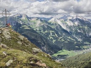 1.076 Höhenmeter gilt es bei der (E-)Bike & Hike Tour von St. Anton am Arlberg auf den Zwölferkopf zu bewältigen. Belohnung: Dieser Blick auf die umliegenden Gipfel sowie ins Stanzerta