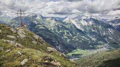 1.076 Höhenmeter gilt es bei der (E-)Bike & Hike Tour von St. Anton am Arlberg auf den Zwölferkopf zu bewältigen. Belohnung: Dieser Blick auf die umliegenden Gipfel sowie ins Stanzerta