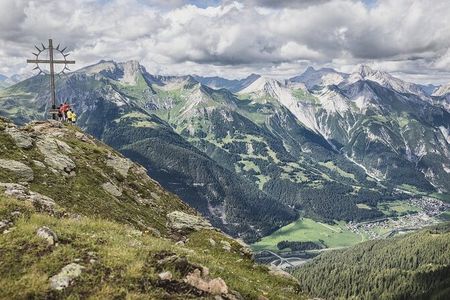 1.076 Höhenmeter gilt es bei der (E-)Bike & Hike Tour von St. Anton am Arlberg auf den Zwölferkopf zu bewältigen. Belohnung: Dieser Blick auf die umliegenden Gipfel sowie ins Stanzerta