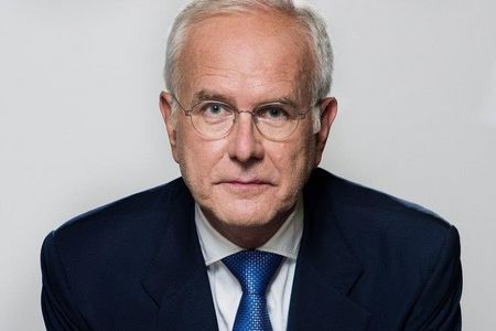 Selten hat man eine Medienberühmtheit wie Harald Schmidt zu Gast