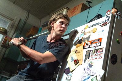 Hank (Austin Butler) erwartet Besuch