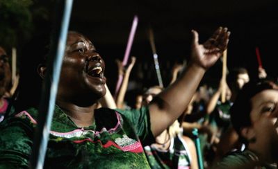 Teilnehmerin einer christlichen Samba-Parade in Brasilien