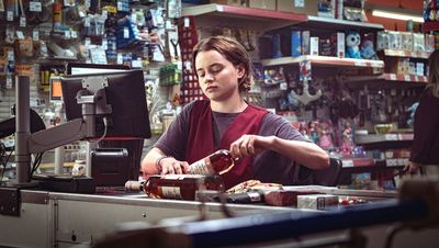 Neben dem Studium arbeitet Tilda (Luna Wedler) an der Kasse im Supermarkt