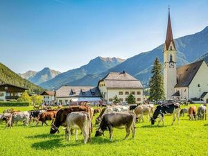Bei den örtlichen Almabtrieben feiern Zuschauer die Rückkehr der Kühe und Rinder von ihren Almen ins Tiroler Lechtal