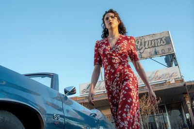 Honey O’Donahue (Margaret Qualley) will die Fälle aufklären