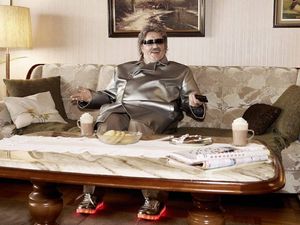Von der Brille bis zu den leuchtenden Schuhen: Horst Schlämmer hat ein futuristisches Umstyling bekommen. Foto: HD+ Von der Brille bis zu den leuchtenden Schuhen: Horst Schlämmer hat ein futuristisches Umstyling bekommen. Foto: HD+