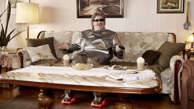 Von der Brille bis zu den leuchtenden Schuhen: Horst Schlämmer hat ein futuristisches Umstyling bekommen. Foto: HD+