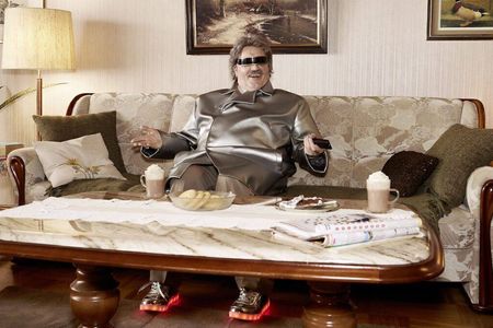 Von der Brille bis zu den leuchtenden Schuhen: Horst Schlämmer hat ein futuristisches Umstyling bekommen. Foto: HD+