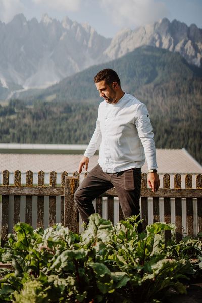 Im Gemüse- und Kräutergarten des Partnerbetriebs Naturhotel Leitlhof, ebenfalls im Südtiroler Pustertal, versorgt sich Küchenchef Andreas Bachmann mit den Basics für die Restaurantküche des Atto 