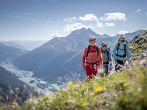Wanderern steht in der Region St. Anton am Arlberg ein markiertes Wegenetz von 400 Kilometern zur Verfügung Wanderern steht in der Region St. Anton am Arlberg ein markiertes Wegenetz von 400 Kilometern zur Verfügung