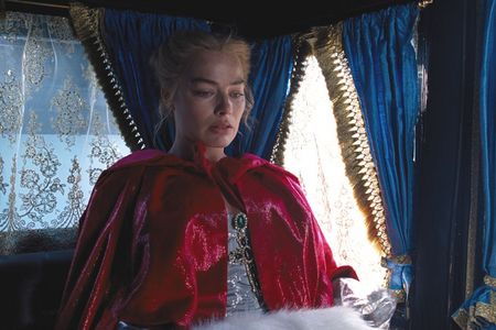 Catherine Earnshaw (Margot Robbie) hat es durch Heirat zu Wohlstand gebracht