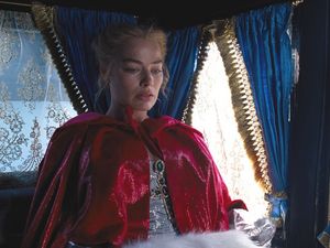 Catherine Earnshaw (Margot Robbie) hat es durch Heirat zu Wohlstand gebracht Catherine Earnshaw (Margot Robbie) hat es durch Heirat zu Wohlstand gebracht