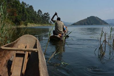In Uganda treffen Reisende mit Hauser Exkursionen auf eine surreal anmutende Tiervielfalt, die in den Nationalparks, auf Safaris oder vom Boot aus beobachtet werden kann
