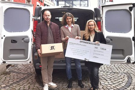 Oliver Simon (links) und Nicole Simon (rechts) übergeben die Spende an Brigitte Bloschak (Mitte) 