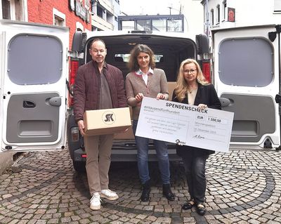 Oliver Simon (links) und Nicole Simon (rechts) übergeben die Spende an Brigitte Bloschak (Mitte) 
