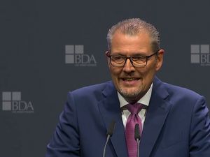 Arbeitgeberpräsident Rainer Dulger lügt sich was in die Tasche