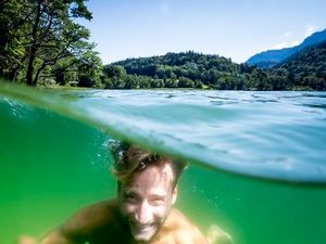 Obwohl ein echtes Berggewässer, ist der Thumsee nahe der oberbayerischen Alpenstadt Bad Reichenhall im Sommer warm genug zum Schwimmen und bietet genug Platz zum Relaxen, Sonnenbaden sowie Flirten Obwohl ein echtes Berggewässer, ist der Thumsee nahe der oberbayerischen Alpenstadt Bad Reichenhall im Sommer warm genug zum Schwimmen und bietet genug Platz zum Relaxen, Sonnenbaden sowie Flirten