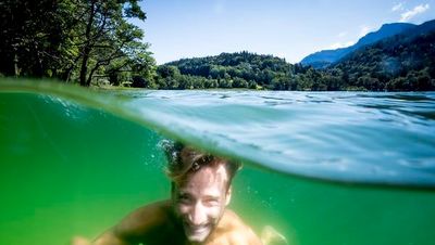 Obwohl ein echtes Berggewässer, ist der Thumsee nahe der oberbayerischen Alpenstadt Bad Reichenhall im Sommer warm genug zum Schwimmen und bietet genug Platz zum Relaxen, Sonnenbaden sowie Flirten