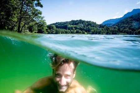 Obwohl ein echtes Berggewässer, ist der Thumsee nahe der oberbayerischen Alpenstadt Bad Reichenhall im Sommer warm genug zum Schwimmen und bietet genug Platz zum Relaxen, Sonnenbaden sowie Flirten