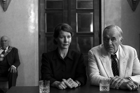 Erika Mann (Sandra Hüller) und ihr Vater Thomas (Hanns Zischler) stellen sich Fragen von Journalisten