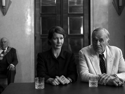 Erika Mann (Sandra Hüller) und ihr Vater Thomas (Hanns Zischler) stellen sich Fragen von Journalisten