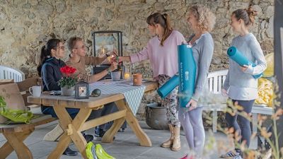 Gemeinsam oder individuell nehmen die Gäste auf dem Kleebauer Hof im Mühlviertel an den verschiedenen Workshops des zweiten Yoga-Herbstfestivals von Indigourlaub teil