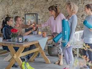 Gemeinsam oder individuell nehmen die Gäste auf dem Kleebauer Hof im Mühlviertel an den verschiedenen Workshops des zweiten Yoga-Herbstfestivals von Indigourlaub teil Gemeinsam oder individuell nehmen die Gäste auf dem Kleebauer Hof im Mühlviertel an den verschiedenen Workshops des zweiten Yoga-Herbstfestivals von Indigourlaub teil