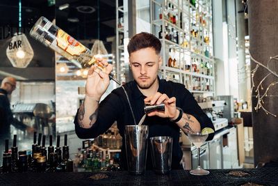 Der junge Barchef Yannik Seeber im ADLERS Lifestyle-Hotel Innsbruck zählt laut falstaff zu den besten Barkeepern der Stadt