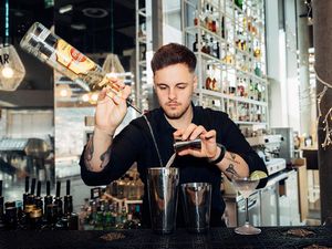 Der junge Barchef Yannik Seeber im ADLERS Lifestyle-Hotel Innsbruck zählt laut falstaff zu den besten Barkeepern der Stadt Der junge Barchef Yannik Seeber im ADLERS Lifestyle-Hotel Innsbruck zählt laut falstaff zu den besten Barkeepern der Stadt