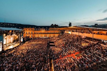 Magische Sommerkulisse am Schlossplatz Stuttgart – Bei den jazzopen von 2. bis 13. Juli 2025 treten namhafte Stars aus der ganzen Welt auf