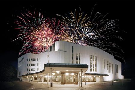 Aalto-Theater mit Feuerwerk
