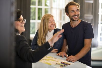 Beratung Tourist-Information (c) Bayer. Staatsbad Bad Kissingen GmbH_Foto Ingo Peters: Durch die Weihnachtsfeiertage und dem Jahreswechsel ergeben sich bei der Staatsbad Bad Kissingen GmbH veränderte Öffnungszeiten