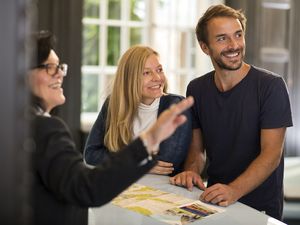 Beratung Tourist-Information (c) Bayer. Staatsbad Bad Kissingen GmbH_Foto Ingo Peters: Durch die Weihnachtsfeiertage und dem Jahreswechsel ergeben sich bei der Staatsbad Bad Kissingen GmbH veränderte Öffnungszeiten